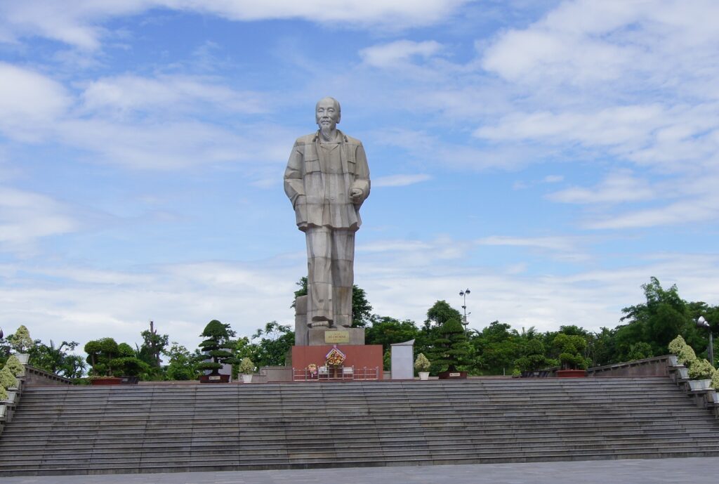 quang-truong-Ho-Chi-Minh-Vinh